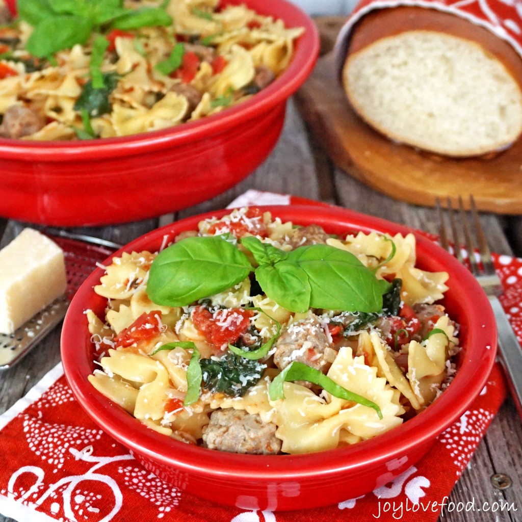 One Pot Pasta with Tomatoes, Sausage and Kale